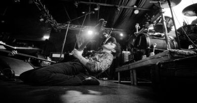 El EP debut de la banda bogotana habla de transformación, identidad y la experiencia de habitar la ciudad. Carrera Séptima es un proyecto musical colombiano que nace en Bogotá en 2022. Fue creado por Santiago Muñoz, Martín Valencia y Juan Esteban Barbosa, amigos que en la universidad confluyeron en su pasión por la música y el cine; particularmente, por los movimientos artísticos de los 60's y 70's (Psicodelia y contracultura). La banda ha estado activa fusionando el rock clásico de los 70's con su visión contemporánea, destacando el uso del idioma español para conectar de manera más profunda con su público y reflejar su identidad cultural, con la intención de brindar una propuesta distinta alrededor del rock hecho en Bogotá y en Colombia. "A través de nuestras canciones y creaciones musicales queremos romantizar las historias, emociones y sensaciones alrededor de Bogotá", comenta el grupo con influencias del rock clásico, funk y blues con matices progresivos e indies. Entre sus influencias se destacan artistas como Vox Dei, Pink Floyd, Jimi Hendrix, Luis Alberto Spinetta, The Doors, Led Zeppelin, Pappo's Blues y Banda Nueva. Además, los inspiran los movimientos de música en vivo como el Festival de Ancón, Woodstock, Festival de la Vida y sus análogos contemporáneos como el Festival Cordillera, Rock al Parque y Festival Centro, entre otros. 'Crónicas Bogotanas' es el EP debut de Carrera Séptima, un trabajo que captura la esencia de la vía carrera séptima como eje narrativo y simbólico de Bogotá, mediante una construcción conceptual audiovisualmente. Habla de transformación, identidad y la experiencia de habitar la ciudad. "'Crónicas Bogotanas' es una oda a nuestra ciudad y sus historias. Con cada canción buscamos que los oyentes se transporten a la memoria histórica de Bogotá, con tintes nostálgicos y de experiencias nuevas que nacen en la séptima", enfatiza la agrupación capitalina. El EP explora múltiples sonoridades, desde pasajes introspectivos llenos de psicodelia y atmósferas, hasta ritmos movidos del funk-blues, culminando con riffs y solos característicos del rock. https://open.spotify.com/intl-es/album/5Ee0vAYRyWKpWN4YhBONVX A través de sus canciones, la banda explora distintas etapas de un recorrido por la ciudad: 'Desdoblado' es una canción experimental, sensual y llena de psicodelia que representa el punto de partida, un estado de incertidumbre y búsqueda. https://youtu.be/6dXC1y5fVkI 'En Trance' tiene una sonoridad progresiva y con un espíritu de rock & roll, mientras que 'Confusión' es un tema Funky y groovy; las dos canciones marcan la transición entre el asombro y el caos urbano. 'Septimazo' es un tema frenético y pesado; además, cierra el ciclo del EP con la explosión de energía y movimiento característicos del centro de la capital. La banda bogotana Oh'laville realizó un cover de esta canción. https://www.instagram.com/p/DCXzLIns6f3/ Adicionalmente, su videoclip fue presentado en la Cinemateca de Bogotá en el panorama nacional de Bogotá Music Video Festival. https://youtu.be/HTTkRdHd0Ro "Con este trabajo queremos exponer nuestras influencias con una propuesta introductoria, que presente un sonido propio y original. Pretendemos establecer una propuesta que va más allá de lo musical incorporando las artes visuales para tener la oportunidad de presentarnos en espacios relevantes de la escena local. También esperamos llegar a curadores de grandes festivales a nivel nacional e internacional de la escena musical y artística de Bogotá y LATAM", puntualiza la banda. La portada de 'Crónicas Bogotanas' fue capturada por el realizador audiovisual Santiago Muñoz y funciona como un homenaje visual a 'Physical Graffiti' de Led Zeppelin, pero reinterpretado en el contexto bogotano. La imagen retrata la fachada de un edificio residencial en la carrera séptima, un punto de encuentro clave en la ciudad. En la composición, algunas ventanas están abiertas y otras cerradas, jugando con la idea de historias que coexisten en un mismo espacio. El título Crónicas aparece en la portada, mientras que Bogotanas se revela en la contraportada, reforzando el concepto de la séptima como un lugar donde múltiples narrativas se cruzan y conviven. https://youtu.be/H3HintoekyE "Este EP es ideal para escuchar desde ir caminando por las calles de la ciudad, mirando a través de la ventana en el transporte público o mientras manejas. Es muy disfrutable para parchar con amigos, pareja o estar solo", enfatiza la banda. Carrera Séptima y su EP 'Crónicas bogotanas' han tenido un recorrido en bares icónicos de la ciudad como Smoking Molly y Ace of Spades en el marco del Circuito Bogotano de Rock. Sin embargo, la banda planea continuar su gira por varios escenarios de la capital y espera llevar su propuesta a nuevas ciudades del país. "Carrera Séptima es una banda que nace del espíritu vibrante de Bogotá, pero su esencia va más allá de una sola ciudad: nuestra música es un reflejo de las calles, historias y emociones que resuenan en toda Latinoamérica. Nos inspiramos en el rock clásico, pero lo reinterpretamos desde nuestra identidad, fusionando sonidos que han marcado generaciones con una mirada fresca y contemporánea. En un continente donde la música siempre ha sido una forma de resistencia, expresión y comunidad, creemos que el rock en español sigue teniendo un espacio vital. Nuestra propuesta busca conectar con quienes encuentran en la música un lugar de pertenencia, una banda sonora para sus propias crónicas urbanas. Descubrir a Carrera Séptima es redescubrir el rock hecho en nuestra región: con identidad, con narrativa y con la energía de quienes creemos en la fuerza de la música en vivo", concluye la agrupación bogotana. Escucha 'Crónicas Bogotanas' de Carrera Séptima en tu plataforma musical favorita Spotify: https://open.spotify.com/intl-es/album/5Ee0vAYRyWKpWN4YhBONVX Apple: https://music.apple.com/us/album/cr%C3%B3nicas-bogotanas-pt-i-ep/1748026841 Deezer: https://www.deezer.com/mx/album/590227072 Sigue a Carrera Séptima en sus redes sociales