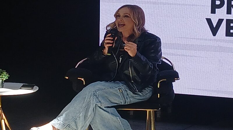 Con un formato de Comedy Show, "Walt me mintió" aborda de manera ingeniosa la dicotomía entre los cuentos infantiles y la realidad adulta. Villanueva explora la evolución de las princesas de Disney y la experiencia de visitar los famosos parques temáticos, un sueño de infancia para muchos venezolanos que, al crecer, se topa con una perspectiva diferente. La comediante toca temas como los "princesos", el empoderamiento femenino y las relaciones de pareja con su característico sentido del humor, apoyándose en elementos visuales, vestuarios e interacciones con el público.