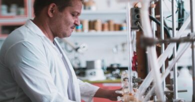 Prensa IVIC/ Edith García.- Desde el Laboratorio de Fisicoquímica Orgánica del Centro de Química “Dr. Gabriel Chuchani”, del Instituto Venezolano de Investigaciones Científicas (IVIC), impulsan un proyecto muy ambicioso en materia de salud que se convertiría en una solución para el tratamiento del cáncer de mama. El equipo de investigadores está encabezado por el doctor, Alvaro Álvarez quien señala que se encuentran trabajando en el diseño de una molécula que sea un principio activo donde se puedan combinar la quimioterapia y la radioterapia al mismo tiempo. “Para este estudio hemos tomado como prueba piloto el cáncer de mama y la idea es buscar la forma de combinar en una molécula quimio y radio. Esto se puede lograr tomando el medicamento más usado para tratar el cáncer de mamas llamado Tamoxifen (es un antiestrógeno, es decir, bloquea la acción del estrógeno en el tejido mamario. Esto puede detener el crecimiento de algunos tumores de mama que necesitan estrógeno para crecer) de allí que estudiamos sus propiedades que de alguna manera inhibe el cáncer de mama”. Igualmente, refirió qué para la radioterapia, aplicar una terapia llamada captura neutrónica. Tomando en cuenta que cuando se aplica radioterapia lo que se hace es una radiación ionizante al tejido maligno donde se busca romper el ADN de la célula maligna para evitar su proliferación. “El Tamoxifen que hemos estudiado lo modificamos racionalmente, dejando sin modificar la parte que actúa sobre el sistema estrogénico y modificamos el otro sector donde colocamos algún tipo de molécula que sea capaz de captar un átomo de gaudinio (metal de transición que capta los neutrones) si logramos tomar el principio activo dejando intacto la parte activa del Tamoxifen y en la otra parte colocamos el gaudinio pudiéramos lograr un blanco especifico y no se requerirá tanta radiación en la persona y así se evitarían las consecuencias no gratas de la radiación como los problemas estomacales y quemaduras en la piel”, explicó Álvarez. Destaca el experto que de lograr esta cinergia se pueden disminuir las dosis de quimioterapia y las radiaciones por radioterapia. “Si obtenemos buenos resultados con esta hipótesis pudiéramos pasar al tratamiento de otros tipos de cáncer mucho más agresivos y cuya esperanza de vida es más reservada”. ¿Existen resultados preliminares con este estudio? Ya hemos desarrollado dos partes, la primera denominada síntesis racional. En esta fase vamos racionando el compuesto y modificándolo hasta lograr lo que se quiere. La síntesis de ruta está lista, pero no se ha podido completar el trabajo debido a la falta de los instrumentos y equipos para la caracterización, solo contamos con el infrarrojo pero es necesario el equipo de resonancia magnética nuclear, que no existe en el país. También, hemos trabajado la parte teórica que resulta muy útil para poder corroborar los resultados experimentales. Desde el punto de vista computacional se han logrado avances en la refinación del compuesto que desarrollamos y hemos optimizado su estructura, Estamos estudiando una técnica que es muy empleado en el área farmacéutica denominada acoplamiento molecular. Investigadores venezolanos trabajan en molécula que combine tratamiento para quimioterapia y radioterapia