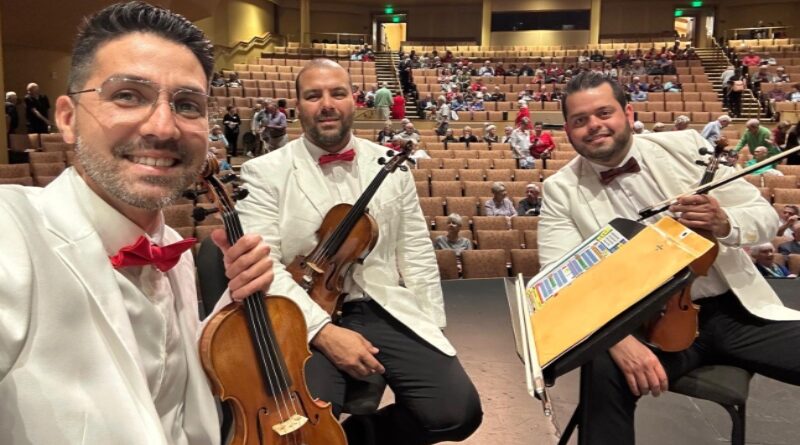 Daniel Herrara, quien fuera un destacado integrante de la fila de violines de la Orquesta Sinfónica Simón Bolívar de Venezuela, vive ahora un momento importante en su carrera como violinista, ganándose la confianza de la Villages Philharmonic Orchestra, en Tampa, EEUU, donde desarrolla su carrera. Además, acaba de recibir el reconocimiento Performer of the Semester, otorgado gracias a su excelente rendimiento como estudiante avanzado del Hillsborough Community College. El joven también ejerce como profesor de violín en El Sistema Tampa. “He recibido un gran cariño y un gran afecto por parte de todo el personal de la Villages Philharmonic Orchestra, sobre todo viniendo de parte del Director Musical, Pasquale Valerio, quién siente una gran admiración por El Sistema venezolano, así como por el maestro José Antonio Abreu. Yo no soy el único, actualmente son varios los hijos provenientes del sistema venezolano quienes forman parte de esta orquesta. El trato ha sido como estar en casa, porque la música y el repertorio nos acerca a nuestras vivencias”, expresó Daniel Herrera. Inició sus estudios a los 10 años en el núcleo Vicente Emilio Sojo de Guatire bajo la tutela del maestro José Scolaro. Su talento y disciplina le permitieron formar parte de diversas agrupaciones juveniles, como las orquestas Infantil y Juvenil de Guatire, la Orquesta de los Núcleos del Estado Miranda, la Orquesta Metropolitana y la Orquesta Sinfónica Infantil de Venezuela. Continuó su formación en el Conservatorio de Música Simón Bolívar. Fue miembro fundador de la Orquesta Francisco de Miranda y en 2005, ingresó a la Orquesta Sinfónica Simón Bolívar de Venezuela dentro de la sección de segundos violines. Sobre haber ganado el primer premio en la competencia Performer of the Semester, otorgado por el Hillsborough Community College de Florida, Daniel Herrera, con la sinceridad que lo caracteriza comenta: “En realidad, nunca esperé ganar la competición, ya que me parecía un reto estar ahí. Mi primer objetivo al participar fue la oportunidad de obtener la experiencia, pero luego fui sorprendido con el primer lugar, lo cual representó para mí un estímulo para continuar adelante con mi carrera musical”. El reconocimiento le fue entregado por Kenneth B. Hanks, quien ocupa el cargo de director del departamento de Música del Hillsborough Community College de Tampa. Daniel Herrera además agradece a su profesora de violín, Bonnie C. Walker, así como a todos los profesores que ha tenido en dicha casa de estudios, por su dedicación. Entre sus planes futuros, además de seguir participando con la temporada de conciertos de la Villages Philharmonic Orchestra, tiene previsto cursar nuevos estudios superiores musicales en The University of South Florida. “Mis enseñanzas con El Sistema en Venezuela han sido clave en el camino de mi vida y mi carrera, hasta ahora”, destaca el joven violinista, orgullo de Guatire, quién extraña muchísimo tocar con las orquestas venezolanas. “Entre mis sueños está el poder reencontrarme con mis compañeros de la Sinfónica Simón Bolívar, los cuales considero como una familia, porque crecimos juntos, espero que la vida nos conceda vernos y poder tocar juntos de nuevo, sería algo maravilloso”, agregó. Antes de trasladarse a EEUU, Daniel Herrera, tuvo una destacada experiencia en Buenos Aires, Argentina en 2018. Allí continuó su carrera musical integrando la Orquesta Académica de Buenos Aires, dirigida por Carlos Calleja, y la Orquesta de Cámara de la Universidad de Lanús. En 2019, asumió el cargo de profesor de violín y viola en el Programa de Coros y Orquestas de la Provincia de Buenos Aires e impartió clases en la Orquesta Escuela de Ingeniero Maschwitz.