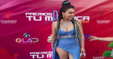 Con una presencia magnética y una energía contagiosa, la artista peruana Hanna hizo una entrada triunfal en la alfombra azul de los Premios Tu Música Urbano 2025, celebrando la unión cultural entre Perú y Puerto Rico al son de su contagioso sencillo “Pura Vida”. Luciendo un diseño exclusivo que combinó elementos de su herencia andina con un estilo urbano moderno, Hanna convirtió su parada en un momento inolvidable de la noche. Su presencia simboliza no sólo el auge del talento femenino en la música urbana, sino también el poder del arte para cruzar fronteras. “Llegar desde Perú con mi música y poder representarla aquí en la cuna del género es un sueño hecho realidad. Esta noche celebro por mi país, por mi gente y por todas las mujeres que luchan por hacerse escuchar”, expresó Hanna a Puerto Rico. Con una carrera en ascenso y una propuesta que mezcla ritmos latinos, beats contemporáneos y mensajes con alma, Hanna continúa abriéndose paso en la industria internacional.