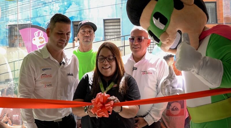 Crema Helados continúa su expansión con la apertura de su franquicia número 55, ubicada en el sector Agua Salud de Catia, que representa la No. 15 dentro de la Gran Caracas para atender la creciente demanda de sus productos en las comunidades localizadas al oeste de la ciudad, gracias a su consolidación como una de las marcas más reconocidas en el país. La inauguración tuvo lugar este miércoles y contó con la presencia del CEO de Crema Helados, Marco Toro, acompañado por los gerentes de ventas y de mercadeo, Luis Ojeda y Betty Valero, respectivamente, y la representante de la nueva franquicia, Laura Aguilera, ubicada en la Resd. La Industrial de la Av. Sucre, con calle Los Robles de El Manicomio, que funcionará de lunes a sábado, a partir de las 8 de la mañana. El protocolar corte de cinta estuvo a cargo de la franquiciada, quien dio una cálida bienvenida. Durante el evento, el influencer conocido como Yanitza la del barrio, animó la celebración, compartiendo con los asistentes y obsequió más de 500 helados. Marco Toro expresó sentirse muy contento por la nueva apertura, “porque Crema Helados ha sido muy bien recibido acá en Caracas y por eso que estamos inaugurando la franquicia No. 15 en la capital, donde además inauguramos nuestro segundo Centro de Distribución Nacional, con una capacidad de despacho de 21 mil litros diarios y una flota de seis unidades”. El empresario invitó a los emprendedores a acercarse a cualquiera de las franquicias de Crema Helados para obtener información sobre precios, cómo almacenar sus productos y la asesoría completa para iniciar su negocio. También exhortó a empresarios interesados en invertir en la marca para iniciar operaciones en el oriente del país, en ciudades como Ciudad Bolívar, Nueva Esparta, entre otras. Por su parte, Luis Ojeda resaltó la expansión geográfica de la marca y agradeció a los venezolanos por hacer de Crema Helados su helado preferido. Consultado sobre lo que le diferencia de la competencia, aseguró que se debe a que la empresa hace un estudio de mercado antes de crear cada producto, para así complacer realmente el paladar de sus consumidores. Detalló que, hasta la fecha, Crema Helados cuenta con más de 90 sabores de diferentes productos, los cuales son expendidos en sus franquicias al detal o al mayor, especialmente a partir de combos variados, para facilitar al cliente su inicio como emprendedor También, la representante de la nueva tienda en Agua Salud, Laura Aguilera, invitó a ir a su tienda a quienes deseen emprender desde sus hogares, así como a inversionistas a aprovechar las oportunidades que brinda Crema Helados para nuevos franquiciados.