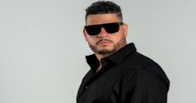 Julián Casanova lanza el videoclip de su tema “Macramé”