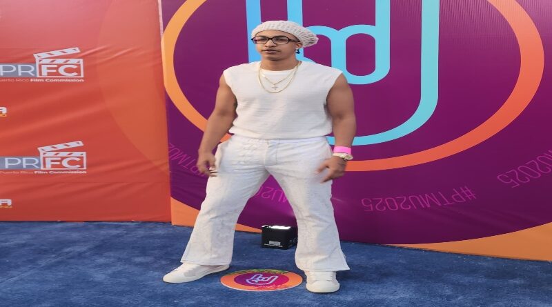 Zumvido rompe la alfombra azul de los Premios Tu Música Urbano vestido por Gax Designer