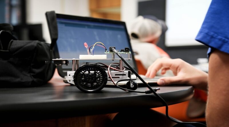 Revolución Educativa: Bancamiga y Colegio Jefferson Lanzan Programa Pionero de Robótica e IA