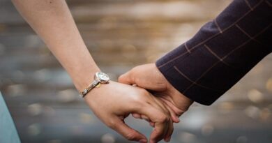 El "Love Bombing": Una técnica de manipulación disfrazada de amor