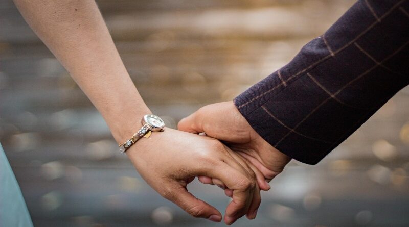 El "Love Bombing": Una técnica de manipulación disfrazada de amor