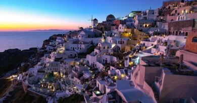 El encanto eterno de Santorini: más allá de los atardeceres, una experiencia única en el Egeo