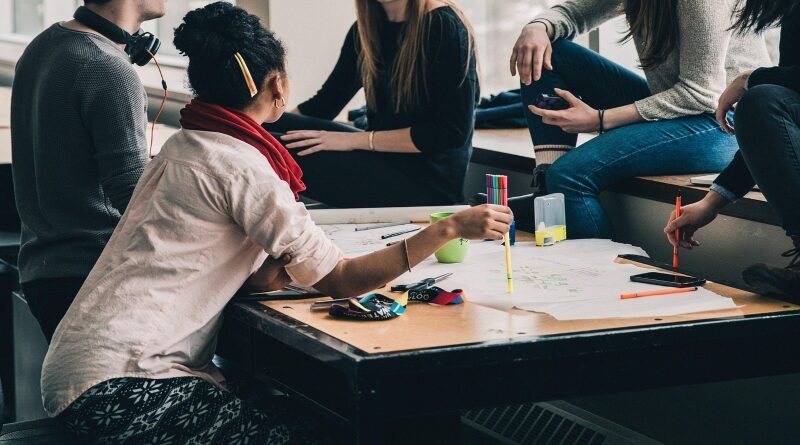 Estudio de la UCAB revela que 7 de cada 10 jóvenes profesionales quieren quedarse en Venezuela