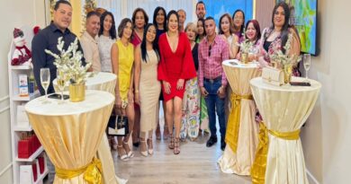 Emporio de Belleza Clinic da la bienvenida a la Navidad con el encendido de su árbol navideño