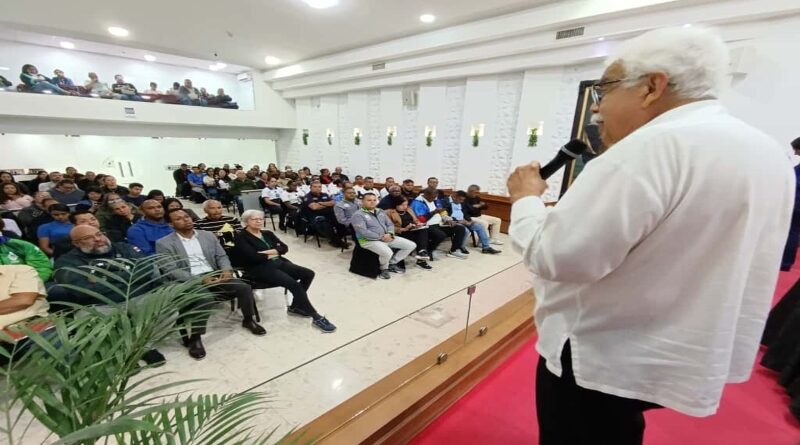 CLEBM desarrolla conversatorio sobre gestión energética