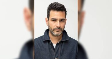 El sábado 11 de octubre de 2025, a las 11:00 a.m., la galería ABRA inaugurará en el galpón 18 del Centro de Arte Los Galpones la muestra “Intenciones y soluciones”, una colaboración padre-hijo de Rafael F. Serrano y Rafael U. Serrano (Serrano & Serrano). En el texto de sala, la fotógrafa e investigadora Rachael Woodson describe: “En ‘Intenciones y soluciones’, Rafael Serrano (hijo) revisita un proyecto que inició en 2008 cuando su padre le entregó las llaves de su apartamento en Caracas, antes de partir de viaje”. En el proceso de revisitar el lugar, Serrano fotografió el espacio, “atraído por las idiosincrasias poéticas y la lógica escultórica integradas en la manera de vivir de su padre”, escribe Woodson. Esta práctica duró hasta su mudanza permanente a Francia en 2013. Para la exposición, Serrano transforma el espacio en el apartamento que su padre le pidió que cuidara, con las fotografías que tomó en aquel momento, objetos encontrados e intervenciones escultóricas. “En estas imágenes inéditas”, destaca Woodson, “las disposiciones de los objetos cotidianos adquieren un peso estético inesperado. Una escalera suspendida frente a una ventana para construir una alarma improvisada; corchos de vino, que marcan décadas de cumpleaños familiares, se encuentran almacenados en un frasco; múltiples lámparas que han sido ensambladas con una economía elegante y precaria. Sutil pero audaz, las fotografías y sus sujetos revelan un lenguaje visual nacido del propósito y de la ingeniosidad, que es compartido por ambos Serranos”. En esta muestra “la casa se convierte en un teatro, la galería en un hogar”, afirma Woodson. Con este proyecto, Serrano redefine los límites entre lo íntimo y lo artístico con un “homenaje a las arquitecturas evolutivas del día a día” a la vez que realiza “una meditación sobre el acto artístico en sí — desarrollado a lo largo del tiempo y a través de la distancia para encontrar un equilibrio”. La exposición “Intenciones y soluciones” permanecerá en exhibición hasta el domingo 21 de diciembre de 2025, en el galpón 18 del Centro de Arte Los Galpones, avenida Ávila con 8va transversal de Los Chorros, Caracas. El horario es de martes a sábado de 10:00 a.m. a 6:00 p.m. y los domingos de 10:00 a.m. a 4:00 p.m. Para más información: Galería ABRA +58 424 166 19 39 https://www.abracaracas.com @abracaracas Rafael Serrano [Caracas, 1977] Rafael Serrano es un artista venezolano que vive y trabaja en París. Su trabajo parte de una actitud frente a los objetos y situaciones, que le permite observar, interrogar y examinar sus condiciones y límites. Igualmente busca cuestionar y destacar los medios a través de los cuales la fotografía funciona como técnica de representación y las consecuencias que este mecanismo tiene en nuestra comprensión de diferentes realidades, sean de orden formal o histórico; esto prestando particular atención en las nociones de trasformación y ruina. Tras haber cursado estudios en Sociología (Universidad Católica Andrés Bello) e Historia del Arte (Universidad Central de Venezuela) en Caracas, así como una residencia en la Escuela Nacional Superior de la Fotografía de Arles (ENSP), realizó el máster en Fotografía y Arte Contemporáneo en la Universidad París 8. Su trabajo ha sido expuesto, entre otros lugares, en la Galerie Sinibaldi en París en 2023, en la Galerie Art Pur de Riyad en 2022, en la Galería Carmen Araujo en Caracas en 2020, en el centro cultural Le Lavoir Numérique de Gentilly en 2020, en la Bienal de la Imagen Tangible en París en 2018, en el Mois de la photographie du Grand Paris en 2017, y en el Wattis Institute de San Francisco en 2014. Desde 2015, participa activamente en la transmisión y pedagogía del arte en diversas instituciones, como la Maison Doisneau, Le Lavoir Numérique de Gentilly, el CNEAI y la Bourse de Commerce – Pinault Collection. Ha sido galardonado con el “Soutien à la photographie documentaire” del Centre national des arts plastiques (CNAP) en 2021, con la dotación “Tiempo de investigación artística” de la ADAGP en 2024 y con el “1% artístico” para la concepción de una obra permanente para el Centro de Conservación Arqueológica y Estudios de Besançon en 2025. El sábado 11 de octubre de 2025, a las 11:00 a.m., la galería ABRA inaugurará en el galpón 18 del Centro de Arte Los Galpones la muestra “Intenciones y soluciones”, una colaboración padre-hijo de Rafael F. Serrano y Rafael U. Serrano (Serrano & Serrano). En el texto de sala, la fotógrafa e investigadora Rachael Woodson describe: “En ‘Intenciones y soluciones’, Rafael Serrano (hijo) revisita un proyecto que inició en 2008 cuando su padre le entregó las llaves de su apartamento en Caracas, antes de partir de viaje”. En el proceso de revisitar el lugar, Serrano fotografió el espacio, “atraído por las idiosincrasias poéticas y la lógica escultórica integradas en la manera de vivir de su padre”, escribe Woodson. Esta práctica duró hasta su mudanza permanente a Francia en 2013. Para la exposición, Serrano transforma el espacio en el apartamento que su padre le pidió que cuidara, con las fotografías que tomó en aquel momento, objetos encontrados e intervenciones escultóricas. “En estas imágenes inéditas”, destaca Woodson, “las disposiciones de los objetos cotidianos adquieren un peso estético inesperado. Una escalera suspendida frente a una ventana para construir una alarma improvisada; corchos de vino, que marcan décadas de cumpleaños familiares, se encuentran almacenados en un frasco; múltiples lámparas que han sido ensambladas con una economía elegante y precaria. Sutil pero audaz, las fotografías y sus sujetos revelan un lenguaje visual nacido del propósito y de la ingeniosidad, que es compartido por ambos Serranos”. En esta muestra “la casa se convierte en un teatro, la galería en un hogar”, afirma Woodson. Con este proyecto, Serrano redefine los límites entre lo íntimo y lo artístico con un “homenaje a las arquitecturas evolutivas del día a día” a la vez que realiza “una meditación sobre el acto artístico en sí — desarrollado a lo largo del tiempo y a través de la distancia para encontrar un equilibrio”. La exposición “Intenciones y soluciones” permanecerá en exhibición hasta el domingo 21 de diciembre de 2025, en el galpón 18 del Centro de Arte Los Galpones, avenida Ávila con 8va transversal de Los Chorros, Caracas. El horario es de martes a sábado de 10:00 a.m. a 6:00 p.m. y los domingos de 10:00 a.m. a 4:00 p.m. Para más información: Galería ABRA +58 424 166 19 39 https://www.abracaracas.com @abracaracas Rafael Serrano [Caracas, 1977] Rafael Serrano es un artista venezolano que vive y trabaja en París. Su trabajo parte de una actitud frente a los objetos y situaciones, que le permite observar, interrogar y examinar sus condiciones y límites. Igualmente busca cuestionar y destacar los medios a través de los cuales la fotografía funciona como técnica de representación y las consecuencias que este mecanismo tiene en nuestra comprensión de diferentes realidades, sean de orden formal o histórico; esto prestando particular atención en las nociones de trasformación y ruina. Tras haber cursado estudios en Sociología (Universidad Católica Andrés Bello) e Historia del Arte (Universidad Central de Venezuela) en Caracas, así como una residencia en la Escuela Nacional Superior de la Fotografía de Arles (ENSP), realizó el máster en Fotografía y Arte Contemporáneo en la Universidad París 8. Su trabajo ha sido expuesto, entre otros lugares, en la Galerie Sinibaldi en París en 2023, en la Galerie Art Pur de Riyad en 2022, en la Galería Carmen Araujo en Caracas en 2020, en el centro cultural Le Lavoir Numérique de Gentilly en 2020, en la Bienal de la Imagen Tangible en París en 2018, en el Mois de la photographie du Grand Paris en 2017, y en el Wattis Institute de San Francisco en 2014. Desde 2015, participa activamente en la transmisión y pedagogía del arte en diversas instituciones, como la Maison Doisneau, Le Lavoir Numérique de Gentilly, el CNEAI y la Bourse de Commerce – Pinault Collection. Ha sido galardonado con el “Soutien à la photographie documentaire” del Centre national des arts plastiques (CNAP) en 2021, con la dotación “Tiempo de investigación artística” de la ADAGP en 2024 y con el “1% artístico” para la concepción de una obra permanente para el Centro de Conservación Arqueológica y Estudios de Besançon en 2025. Galería ABRA presenta exposición“Intenciones y soluciones” en el Centro de Arte Los Galpones