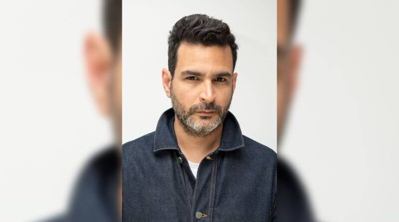 El sábado 11 de octubre de 2025, a las 11:00 a.m., la galería ABRA inaugurará en el galpón 18 del Centro de Arte Los Galpones la muestra “Intenciones y soluciones”, una colaboración padre-hijo de Rafael F. Serrano y Rafael U. Serrano (Serrano & Serrano). En el texto de sala, la fotógrafa e investigadora Rachael Woodson describe: “En ‘Intenciones y soluciones’, Rafael Serrano (hijo) revisita un proyecto que inició en 2008 cuando su padre le entregó las llaves de su apartamento en Caracas, antes de partir de viaje”. En el proceso de revisitar el lugar, Serrano fotografió el espacio, “atraído por las idiosincrasias poéticas y la lógica escultórica integradas en la manera de vivir de su padre”, escribe Woodson. Esta práctica duró hasta su mudanza permanente a Francia en 2013. Para la exposición, Serrano transforma el espacio en el apartamento que su padre le pidió que cuidara, con las fotografías que tomó en aquel momento, objetos encontrados e intervenciones escultóricas. “En estas imágenes inéditas”, destaca Woodson, “las disposiciones de los objetos cotidianos adquieren un peso estético inesperado. Una escalera suspendida frente a una ventana para construir una alarma improvisada; corchos de vino, que marcan décadas de cumpleaños familiares, se encuentran almacenados en un frasco; múltiples lámparas que han sido ensambladas con una economía elegante y precaria. Sutil pero audaz, las fotografías y sus sujetos revelan un lenguaje visual nacido del propósito y de la ingeniosidad, que es compartido por ambos Serranos”. En esta muestra “la casa se convierte en un teatro, la galería en un hogar”, afirma Woodson. Con este proyecto, Serrano redefine los límites entre lo íntimo y lo artístico con un “homenaje a las arquitecturas evolutivas del día a día” a la vez que realiza “una meditación sobre el acto artístico en sí — desarrollado a lo largo del tiempo y a través de la distancia para encontrar un equilibrio”. La exposición “Intenciones y soluciones” permanecerá en exhibición hasta el domingo 21 de diciembre de 2025, en el galpón 18 del Centro de Arte Los Galpones, avenida Ávila con 8va transversal de Los Chorros, Caracas. El horario es de martes a sábado de 10:00 a.m. a 6:00 p.m. y los domingos de 10:00 a.m. a 4:00 p.m. Para más información: Galería ABRA +58 424 166 19 39 https://www.abracaracas.com @abracaracas Rafael Serrano [Caracas, 1977] Rafael Serrano es un artista venezolano que vive y trabaja en París. Su trabajo parte de una actitud frente a los objetos y situaciones, que le permite observar, interrogar y examinar sus condiciones y límites. Igualmente busca cuestionar y destacar los medios a través de los cuales la fotografía funciona como técnica de representación y las consecuencias que este mecanismo tiene en nuestra comprensión de diferentes realidades, sean de orden formal o histórico; esto prestando particular atención en las nociones de trasformación y ruina. Tras haber cursado estudios en Sociología (Universidad Católica Andrés Bello) e Historia del Arte (Universidad Central de Venezuela) en Caracas, así como una residencia en la Escuela Nacional Superior de la Fotografía de Arles (ENSP), realizó el máster en Fotografía y Arte Contemporáneo en la Universidad París 8. Su trabajo ha sido expuesto, entre otros lugares, en la Galerie Sinibaldi en París en 2023, en la Galerie Art Pur de Riyad en 2022, en la Galería Carmen Araujo en Caracas en 2020, en el centro cultural Le Lavoir Numérique de Gentilly en 2020, en la Bienal de la Imagen Tangible en París en 2018, en el Mois de la photographie du Grand Paris en 2017, y en el Wattis Institute de San Francisco en 2014. Desde 2015, participa activamente en la transmisión y pedagogía del arte en diversas instituciones, como la Maison Doisneau, Le Lavoir Numérique de Gentilly, el CNEAI y la Bourse de Commerce – Pinault Collection. Ha sido galardonado con el “Soutien à la photographie documentaire” del Centre national des arts plastiques (CNAP) en 2021, con la dotación “Tiempo de investigación artística” de la ADAGP en 2024 y con el “1% artístico” para la concepción de una obra permanente para el Centro de Conservación Arqueológica y Estudios de Besançon en 2025. El sábado 11 de octubre de 2025, a las 11:00 a.m., la galería ABRA inaugurará en el galpón 18 del Centro de Arte Los Galpones la muestra “Intenciones y soluciones”, una colaboración padre-hijo de Rafael F. Serrano y Rafael U. Serrano (Serrano & Serrano). En el texto de sala, la fotógrafa e investigadora Rachael Woodson describe: “En ‘Intenciones y soluciones’, Rafael Serrano (hijo) revisita un proyecto que inició en 2008 cuando su padre le entregó las llaves de su apartamento en Caracas, antes de partir de viaje”. En el proceso de revisitar el lugar, Serrano fotografió el espacio, “atraído por las idiosincrasias poéticas y la lógica escultórica integradas en la manera de vivir de su padre”, escribe Woodson. Esta práctica duró hasta su mudanza permanente a Francia en 2013. Para la exposición, Serrano transforma el espacio en el apartamento que su padre le pidió que cuidara, con las fotografías que tomó en aquel momento, objetos encontrados e intervenciones escultóricas. “En estas imágenes inéditas”, destaca Woodson, “las disposiciones de los objetos cotidianos adquieren un peso estético inesperado. Una escalera suspendida frente a una ventana para construir una alarma improvisada; corchos de vino, que marcan décadas de cumpleaños familiares, se encuentran almacenados en un frasco; múltiples lámparas que han sido ensambladas con una economía elegante y precaria. Sutil pero audaz, las fotografías y sus sujetos revelan un lenguaje visual nacido del propósito y de la ingeniosidad, que es compartido por ambos Serranos”. En esta muestra “la casa se convierte en un teatro, la galería en un hogar”, afirma Woodson. Con este proyecto, Serrano redefine los límites entre lo íntimo y lo artístico con un “homenaje a las arquitecturas evolutivas del día a día” a la vez que realiza “una meditación sobre el acto artístico en sí — desarrollado a lo largo del tiempo y a través de la distancia para encontrar un equilibrio”. La exposición “Intenciones y soluciones” permanecerá en exhibición hasta el domingo 21 de diciembre de 2025, en el galpón 18 del Centro de Arte Los Galpones, avenida Ávila con 8va transversal de Los Chorros, Caracas. El horario es de martes a sábado de 10:00 a.m. a 6:00 p.m. y los domingos de 10:00 a.m. a 4:00 p.m. Para más información: Galería ABRA +58 424 166 19 39 https://www.abracaracas.com @abracaracas Rafael Serrano [Caracas, 1977] Rafael Serrano es un artista venezolano que vive y trabaja en París. Su trabajo parte de una actitud frente a los objetos y situaciones, que le permite observar, interrogar y examinar sus condiciones y límites. Igualmente busca cuestionar y destacar los medios a través de los cuales la fotografía funciona como técnica de representación y las consecuencias que este mecanismo tiene en nuestra comprensión de diferentes realidades, sean de orden formal o histórico; esto prestando particular atención en las nociones de trasformación y ruina. Tras haber cursado estudios en Sociología (Universidad Católica Andrés Bello) e Historia del Arte (Universidad Central de Venezuela) en Caracas, así como una residencia en la Escuela Nacional Superior de la Fotografía de Arles (ENSP), realizó el máster en Fotografía y Arte Contemporáneo en la Universidad París 8. Su trabajo ha sido expuesto, entre otros lugares, en la Galerie Sinibaldi en París en 2023, en la Galerie Art Pur de Riyad en 2022, en la Galería Carmen Araujo en Caracas en 2020, en el centro cultural Le Lavoir Numérique de Gentilly en 2020, en la Bienal de la Imagen Tangible en París en 2018, en el Mois de la photographie du Grand Paris en 2017, y en el Wattis Institute de San Francisco en 2014. Desde 2015, participa activamente en la transmisión y pedagogía del arte en diversas instituciones, como la Maison Doisneau, Le Lavoir Numérique de Gentilly, el CNEAI y la Bourse de Commerce – Pinault Collection. Ha sido galardonado con el “Soutien à la photographie documentaire” del Centre national des arts plastiques (CNAP) en 2021, con la dotación “Tiempo de investigación artística” de la ADAGP en 2024 y con el “1% artístico” para la concepción de una obra permanente para el Centro de Conservación Arqueológica y Estudios de Besançon en 2025. Galería ABRA presenta exposición“Intenciones y soluciones” en el Centro de Arte Los Galpones