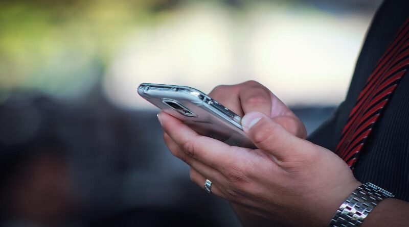 Grokipedia Desafía a Wikipedia: Elon Musk Lanza una Enciclopedia Digital