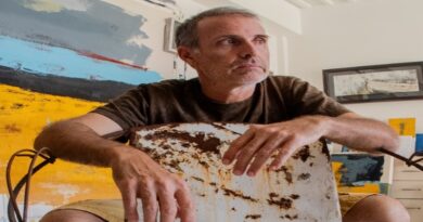 Más de 50 obras en pequeño, mediano y gran formato, conforman la exposición “En Silencio y Solitud”, del artista venezolano Carlos Calderón, que será inaugurada en Caracas el jueves 27 de marzo de 2025 a las 6:00 p.m., en los espacios de la Galería Blasini Morrison, bajo el acompañamiento curatorial de Alberto Asprino y la Dirección General de Juraima Jauregui de Blasini. Residenciado en la Isla de Margarita desde 1998, Carlos Calderón ha estado influenciado por la naturaleza circundante, por la particularidad de su entorno existencial netamente insular, según afirma el curador Alberto Asprino en una conversación sostenida con el artista. De acuerdo con el curador, en la propuesta plástica de Carlos Calderón el paisaje ha sido recurrente, lo explora desde la figuración y el plano abstracto, y en tal sentido, el artista le explica que en sus inicios la pintura era más figurativa, “pintaba lo que sentía a través de lo que veía y en esta nueva etapa pinto sumergiéndome en lo que siento primero a través de estos planos abstractos y lo mezclo sutilmente con la figuración por medio de lo que veo. La comunicación entre ambas que he logrado en este período de mi pintura ha sido maravillosa porque la obra ha adquirido un carácter misterioso donde hay que descubrirla, hurgar en ella, interpretar, pensar y reflexionar cuando la ves frente a tus ojos”. Para la exposición “En Silencio y Solitud”, Carlos Calderón toma La Silla como eje central, según expresa el artista en el texto que acompaña la muestra. “Ha sido un viaje de autoconocimiento donde he estado inmerso en las emociones, a través de la observación, la contemplación y la reflexión, donde mi mente ha entrado en un proceso de pensamiento consciente e inconsciente que surge ante la presencia del paisaje y lo que llamo de manera simbólica ‘Elementos circundantes al Mar’ y para esta exposición tomo ‘La Silla’ como eje central de la misma, como vehículo para conectar, en La Silla se imagina, se piensa, se crea, se recuerda, se agradece y se contempla”. “La Silla engloba todo y apenas ocupa nada, convirtiéndose este en un objeto de memoria, por medio de la representación íntima y simbólica de este objeto cotidiano, busco darle un carácter poético que va más allá de su función utilitaria, la cual siempre deshabitada busca sugerir la presencia ausente de aquellos que alguna vez la ocuparon, evocando un sentido de nostalgia”, expresa Calderón. Por su parte, Alberto Asprino afirma en el texto de sala: “Carlos Calderón ha sabido convivir con la pintura, haciendo un pacto de honor existencial, que le ha permitido configurar una obra que va más allá del oficio mismo, entendiendo sensiblemente que el arte es verdaderamente un ‘conectarse con el mundo de las emociones’, como él bien lo ha señalado”. Nacido en Caracas en 1972, Carlos Calderón reside y trabaja en Pampatar, Estado Nueva Esparta, desde el año 1998. Cursa estudios de Ilustración en 1990 en el Instituto de Diseño de Caracas y realiza talleres de Pintura, Dibujo y Grabado. A lo largo de su trayectoria artística ha exhibido su obra de manera colectiva e individual a nivel nacional e internacional. Ha sido merecedor de distinciones como el Premio Regional Asdrúbal Marcano, Premios CIANE. Nueva Esparta, Venezuela (2019); Mención Honorífica. Con la Fe en Nueva Esparta VI. Museo de Arte Contemporáneo Francisco Narváez. Porlamar, Venezuela (2016-2015); y VII Premio. Premios Fivars 2007 Pintores Noveles. Galerías Fivars. Alicante, España (2007). Entre sus exposiciones colectivas se mencionan, “Cerca del mar” 250 años de Caspar David Friedrich. Muro Expositivo. Casa 22. Caracas. (2024); Sobre la línea del dibujo. Centro Cultural Chacao, La Caja. Caracas. (2024); November Collective. Miart Space Gallery. Miami, Florida, U.S.A. (2021); Con la Fe en Nueva Esparta VIII. Museo de Arte Contemporáneo Francisco Narváez. Porlamar. (2018); 12º Velada de Santa Lucía. Calle del Arte. Maracaibo. (2012); Panorama Artistas Jóvenes Venezolanos. CAF Banco de Desarrollo de América Latina. Caracas. (2011); I Bienal PDVSA Oriente. Museo “Mateo Manaure”. Maturín. (2011); Feria de Arte de Shanghai. Youth Art Space. Latín American Pavilion. Shanghai, China. (2011); 34 Salón Nacional de Arte Aragua. Museo de Arte Contemporáneo de Maracay Mario Abreu. Maracay. (2009). A nivel individual ha exhibido su obra en las exposiciones: Reflexión frente al mar. Galería Plurarte. Caracas. (2024); Mirando un nuevo horizonte. Sala de exposición de Fedecámaras NE. Maneiro.(2022); Bocetos del Cabo. Galería Okyo. Caracas. (2011); Paraguachoa. Homenaje a esta Isla. Centro de Artes Omar Carreño.La Asunción. (2010); Preámbulo. Hotel Bella Vista. Porlamar. (2008), Mar de leva. Galería Punto de Arte. Caracas. (2004), Maderas del Mar. Salón V.I.P. Centro Sambil. Pampatar. (2001). La exposición “En Silencio y Solitud” de Carlos Calderón contó con el diseño gráfico de Pedro Quintero. Permanecerá en exhibición hasta el 26 de abril de 2025 en la Galería Blasini Morrison, ubicada en la calle Empalme, urbanización El Bosque, Qta Alegría, Caracas.
