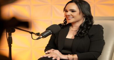 Caracas, Venezuela — Mirianyis González Parra, reconocida consultora de negocios y conferencista internacional, se encuentra en los preparativos finales para una conferencia que se llevará a cabo en mayo. Este evento promete ser una oportunidad invaluable para quienes buscan fortalecer sus habilidades y conocimientos en desarrollo empresarial. Con su trayectoria como autoridad en derecho administrativo, penal y comercial, Mirianyis está lista para compartir estrategias clave que ayudarán a los asistentes a optimizar sus operaciones y mejorar sus prácticas comerciales. Como consultora, González Parra ha destacado por su profunda comprensión de los desafíos que enfrentan las empresas en contextos modernos. Su formación en Derecho, respaldada por una especialización en Ciencias de la Informática, le ha permitido ofrecer un enfoque multidisciplinario a la consultoría empresarial. Durante la conferencia, los participantes podrán beneficiarse de sus conocimientos y experiencias, aprendiendo a implementar cambios prácticos que generen un impacto positivo en sus negocios. El 2025 se perfila como un año de grandes proyectos para esta consultora. A lo largo del año, planea lanzar diversas iniciativas de formación que abordarán temas críticos relacionados con el desarrollo empresarial y la gestión efectiva. Esta agenda está diseñada para capacitar y empoderar a emprendedores y empresarios, brindándoles herramientas y recursos que favorezcan su crecimiento y éxito en sus respectivas industrias. Además de su labor como conferencista, Mirianyis también se compromete a proporcionar contenido relevante a través de sus plataformas digitales. Su presencia en redes sociales, especialmente en Instagram (@abogadainspira), será fundamental para compartir información útil y asesoría que beneficie a sus seguidores. Los interesados en estar al tanto de sus proyectos y consejos prácticos están invitados a seguirla y participar en la conversación sobre desarrollo empresarial. A lo largo de su carrera, González ha sido galardonada con varios premios de excelencia, incluyendo el “Potential of LUZ Award” y distinciones por su contribución juvenil. Su dedicación y liderazgo la han convertido en una referente para muchos, y su capacidad para inspirar a otros en sus conferencias es un testimonio de su experticia y compromiso con el crecimiento profesional. Con un enfoque proactivo y personalizado, Mirianyis continúa transformando el panorama empresarial. Su convencimiento de que el aprendizaje es un proceso constante la impulsa a seguir educándose y a compartir su conocimiento. Este mayo, no te pierdas la oportunidad de aprender de una de las líderes en desarrollo empresarial.
