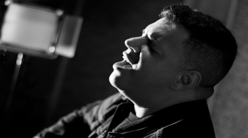 Frank Morón estrena "La Noche Nos Supera"
