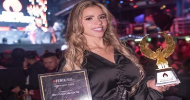 Angie Campuzano recibió 2 galardones en los premios Fenix fest.