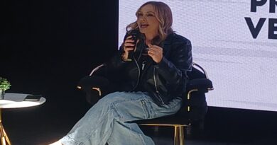 Con un formato de Comedy Show, "Walt me mintió" aborda de manera ingeniosa la dicotomía entre los cuentos infantiles y la realidad adulta. Villanueva explora la evolución de las princesas de Disney y la experiencia de visitar los famosos parques temáticos, un sueño de infancia para muchos venezolanos que, al crecer, se topa con una perspectiva diferente. La comediante toca temas como los "princesos", el empoderamiento femenino y las relaciones de pareja con su característico sentido del humor, apoyándose en elementos visuales, vestuarios e interacciones con el público.