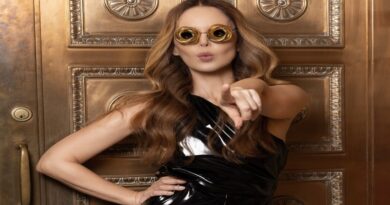 La talentosa actriz Athina Klioumi de Marturet vuelve a encender las pantallas con su impecable actuación como Alondra, una sofisticada experta en moda y dueña de una exclusiva boutique en la exitosa serie de Telemundo Velvet. Con este personaje, Athina reafirma su lugar como una figura icónica del estilo y el arte dramático, encarnando a una trendsetter elegante, vibrante y decidida que roba cada escena en la que aparece. De raíces griegas y nacida en Berlín, Athina es una auténtica ciudadana del mundo. Su infancia transcurrió entre Egipto, Perú, Grecia, Francia, Japón y Venezuela, lo que forjó en ella una visión global, una versatilidad cultural inigualable y el dominio de 7 idiomas. "Soy venezolana pero de origen griego, y ese swing griego se refleja en mi estilo", comenta con una sonrisa. "El fashion siempre fue mi segunda piel". Modelo internacional antes que actriz, Athina ha sido musa de diseñadores en Los Ángeles, Asia, Francia, Grecia y Egipto. Ganadora de un importante concurso de modelos en Miami, ha trabajado con renombradas casas de moda y actualmente colabora con diseñadoras como Gussy López, una de las creativas oficiales de la MISO, con quien crea looks únicos para sus presentaciones y sesiones fotográficas. En la teleserie Velvet, Athina se luce con su elegancia natural y ese talento que ha cultivado en una carrera sólida y multifacética. Su personaje “Alondra” no solo es un referente de glamour, sino también una mujer fuerte y visionaria, que domina el mundo de la moda en la ciudad más vibrante del mundo, la gran manzana, New York. El talento de Athina ha sido reconocido en múltiples producciones, incluyendo su inolvidable papel como Athina en El Señor de los Cielos, así como otras participaciones destacadas en diversas teleseries de Telemundo. Athina Klioumi no interpreta personajes: los habita con gracia, pasión y autenticidad. Con Velvet, una vez más, confirma que el arte, el estilo y la sensibilidad son su territorio natural.
