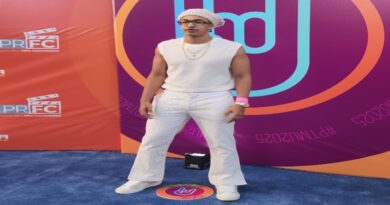 Zumvido rompe la alfombra azul de los Premios Tu Música Urbano vestido por Gax Designer