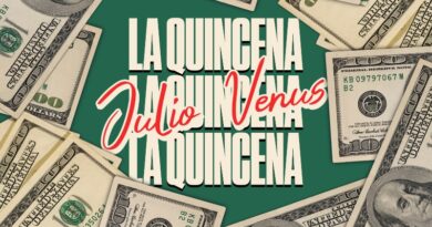 Medellín, Colombia – El artista colombo-canadiense Julio Venus, conocido por su estilo versátil y multifacético, presenta su más reciente sencillo titulado “La Quincena”, una canción cargada de energía que refleja la esencia característica de su propuesta musical. Reconocido por su capacidad de derribar fronteras a través del sonido, Julio Venus ha construido una carrera que une su herencia colombiana con su formación en Canadá, creando una propuesta auténtica y única. El proceso de creación de “La Quincena” fue una experiencia enriquecedora e inspirada en vivencias reales: la alegría y la camaradería que se sienten al llegar la quincena y planear salir a disfrutar con amigos. La colaboración con Daga en la composición y Fritz en la producción musical —trabajando desde Medellín y Toronto, respectivamente— aportó una visión internacional que enriqueció el resultado final. El videoclip, producido por Empire State Films en Toronto, busca transmitir el contraste entre la vibra callejera y la celebración auténtica de la vida, con un enfoque visual espontáneo y cargado de energía. El artista destacó la importancia de la memoria y la amistad en este proceso: “Esto no es solo rumba, sino también recuerdos que quedan para siempre. La idea era capturar esa vibra callejera, esa alegría genuina que vivimos con los amigos cuando llega la quincena”, comentó Julio Venus. La improvisación en la producción del video y la autenticidad en las interpretaciones son parte esencial de la propuesta artística de Julio Venus. Su talento no solo se refleja en sus producciones musicales, sino también en su participación en eventos internacionales como el exitoso campamento musical “3M” en Medellín, bajo el sello de Beat Factory, donde colaboró con diversos artistas y creó nuevos temas que se estrenarán próximamente. Con la mirada puesta en el futuro, Julio Venus tiene preparado un show especial en Cali para el mes de septiembre, donde interpretará en vivo “La Quincena” junto a otros temas de su repertorio. La expectativa por su presentación en esta ciudad, epicentro de cultura y música, crece día a día. Además, continúa trabajando en su próximo EP y en nuevas colaboraciones que prometen consolidar aún más su lugar en la escena internacional. Julio Venus sigue demostrando que su música es un puente entre culturas y una celebración de la vida en todas sus formas. Su capacidad de fusionar géneros y su autenticidad lo consolidan como uno de los artistas más prometedores de su generación. No te pierdas la oportunidad de vivir la experiencia de “La Quincena” y acompañar a Julio Venus en su próxima presentación en Cali. Redes sociales: @julio_venusofficial