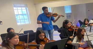 A mediados de julio se realizó el concierto de cierre académico del Sunstate Orchestral Program – El Sistema Tampa, institución que replica El Sistema venezolano en Florida, EEUU, titulado El Sonido del Éxito, realizado en el teatro de artes del Hillsborough Community College – Ybor City, evidenciando el crecimiento artístico y personal de los niños y jóvenes que hacen vida en este programa. En esta cita, el violinista Daniel Herrera, tuvo una destacada actuación, tanto tocando con la orquesta, como con los alumnos que apoya y ayuda a preparar en su rol de formador musical, específicamente como profesor de violín, cuya labor ha trascendido a otras latitudes. Daniel Herrera, quien fuera un destacado integrante de la fila de violines de la Orquesta Sinfónica Simón Bolívar de Venezuela, con la cual obtuvo dos nominaciones al Grammy, vive ahora un momento importante en su carrera como violinista, tocando con las orquestas de El Sistema Tampa Bay, así como con la Villages Philharmonic Orchestra, donde ha tenido un rol importante en la fila de primeros violines. Además, el joven dedica parte importante de su tiempo, en la formación de nuevas generaciones musicales, tal y como le fuera enseñado desde temprana edad en El Sistema venezolano, siguiendo las enseñanzas del maestro José Antonio Abreu. Formado durante su niñez en el núcleo de Guatire, edo. Miranda, Venezuela y quien actualmente cursa estudios superiores en música en el Hillsborough Community College de Florida, manifestó sentirse muy contento con los resultados del grupo de niños y jóvenes que ofrecieron el concierto El Sonido del Éxito: “Ver a estos niños y jóvenes crecer y desarrollarse como personas recibiendo valores mediante la práctica colectiva de la música es algo que no tiene precio, tienen un gran futuro y me siento muy contento de poder formar parte de esta gran familia y de haberles transmitido mis conocimientos”. El liderazgo del profesor Herrera en El Sistema Tampa Bay, ya registra un impacto en otros estados de EEUU. A través del diseño curricular y la iniciativa de su programa de cuerdas, él ha logrado que sus estudiantes de violín hayan obtenido plazas importantes en festivales nacionales como el Ravinia de Chicago, el Festival de la Filarmónica de Los Ángeles (YOLA), la Residencia de El Sistema en Connecticut, El Sistema Texas, la Academia Latinoamericana de Violín en Sudamérica y El Sistema en Argentina. “Mis enseñanzas en El Sistema de Venezuela han sido clave en el camino de mi vida y mi carrera hasta ahora en los EEUU”, destaca el joven violinista, orgullo de Guatire, quién extraña muchísimo tocar con las orquestas venezolanas. “Entre mis sueños está el poder reencontrarme con mis compañeros de la Sinfónica Simón Bolívar, los cuales considero como una familia, porque crecimos juntos, espero que la vida nos conceda vernos y poder tocar juntos de nuevo, así como darle clases a los niños del núcleo allá en Guatire, eso sería algo maravilloso”, agregó. Además de su impacto en la educación musical de niños y jóvenes violinistas, las contribuciones sociales más amplias del profesor Herrera refuerzan la relevancia de su labor. Ha trabajado en el desarrollo del programa Música para Refugiarte, que ofrece educación musical y desarrollo comunitario para jóvenes refugiados provenientes de varias naciones, lo que refleja un profundo compromiso con el uso de la música como herramienta para la resiliencia social y la integración. Desde su lanzamiento en 2022, esta iniciativa humanitaria ha brindado servicios a más de 400 jóvenes refugiados en Arizona, Nuevo México y Florida. Este ilustre violinista mirandino, desea que sus alumnos algún día puedan tener el mismo recorrido que él ha tenido y se empeña en transmitirles los mejores conocimientos para su desarrollo musical. Hay que tomar en cuenta que Daniel Herrera tiene una nominación al Grammy Latino por haber participado en la grabación los discos de la Orquesta Sinfónica Simón Bolívar de Venezuela (OSSBV): “Fiesta” (2008) y, participó en la grabación del álbum “Bidimencional” junto a Guaco (2017), que ganó el Grammy Latino. En su palmarés con la OSSBV suma la actuación en eventos de impacto global como el concierto en la sede de la Organización de las Naciones Unidas (Nueva York, 2016), la residencia artística del Festival de Salzburgo con West Side Story (2016) y la residencia en el Carnegie Hall de Nueva (octubre 2016). Daniel inició sus estudios a los 10 años en el núcleo Vicente Emilio Sojo de Guatire. Su talento y disciplina le permitieron formar parte de diversas agrupaciones juveniles, como las orquestas Infantiles y Juveniles de Guatire, la Orquesta de los Núcleos del Estado Miranda, la Orquesta Metropolitana y la Orquesta Sinfónica Infantil de Venezuela. Continuó su formación en el Conservatorio de Música Simón Bolívar. Fue miembro fundador de la Orquesta Francisco de Miranda y en 2005, luego ingresó a la Orquesta Sinfónica Simón Bolívar de Venezuela dentro de la sección de segundos violines, bajo la batuta de Gustavo Dudamel.