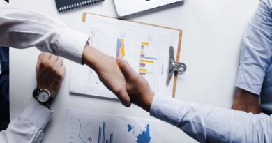 La reputación corporativa se ha consolidado como el activo intangible más importante para las organizaciones en América Latina. Según una clasificación de la fundación empresarial Corporate Excellence, el 73.7% de las empresas de la región la consideran una prioridad estratégica. Esta cifra es notablemente superior al promedio global, que se sitúa en un 61.1%, lo que demuestra el énfasis particular que las empresas latinoamericanas están poniendo en este aspecto. El estudio, basado en una encuesta a más de 2,116 profesionales, incluyendo un 39.3% de la alta dirección, destaca que las organizaciones reconocen la reputación como un factor clave para anticipar riesgos, generar valor y fortalecer su "legitimidad social para operar". ________________________________________ Más allá de la reputación: otras prioridades estratégicas Además de la reputación, el informe de Corporate Excellence identifica otras prioridades estratégicas para las empresas latinoamericanas en 2025: 1. Comunicación Corporativa: Con un 59.5%, se ubica en segundo lugar, reflejando su rol esencial en la gestión de la imagen de la empresa. 2. Liderazgo Responsable: El 56.5% de los profesionales lo considera un objetivo clave. Para la alta dirección, esta prioridad es aún más relevante, ya que el 44.4% de los directivos están invirtiendo recursos en transformar sus modelos de liderazgo hacia un enfoque de integridad, ética y responsabilidad. María Luisa Martínez, presidenta de Corporate Excellence, subraya que "la comunicación se ha convertido en un área estratégica integrada de una manera transversal en todos los niveles de decisión de las organizaciones", y que estamos en un momento de "consolidación del auge de la comunicación con propósito". En un entorno empresarial cada vez más exigente y transparente, la reputación se ha convertido en una pieza fundamental para la sostenibilidad y el éxito a largo plazo de las organizaciones en América Latina.