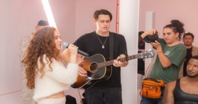 Palola Cautiva al Cantar en la Pasarela del New York Fashion Week