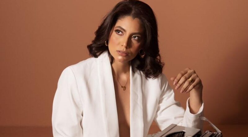 La escritora misteriosa KB muestra su rostro y sorprende con su nuevo podcast