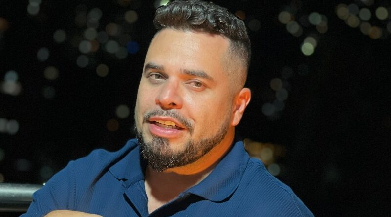 Julián López marca un hito digital y debuta en KICK como pionero del género popular