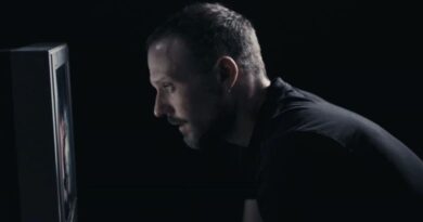 Hernán Contreras protagoniza nuevo clip de Le Fruto: 'Vergüenza Ajena'