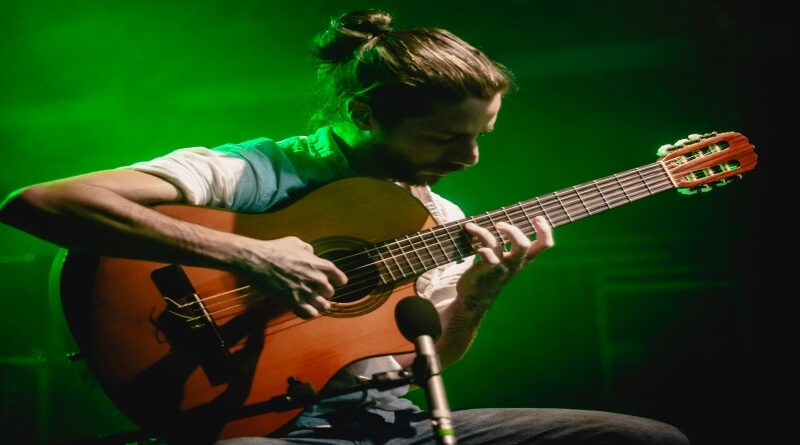 El guitarrista venezolano Rodrigo Zambrano explora nuevas sonoridades en “Pa’ guarachar”