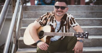 El cantautor colombiano Manu le canta al desamor y la nostalgia en 'Bolerito'