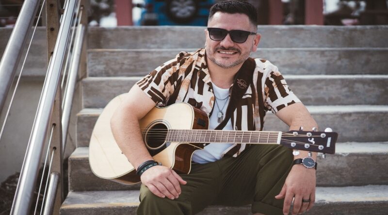 El cantautor colombiano Manu le canta al desamor y la nostalgia en 'Bolerito'