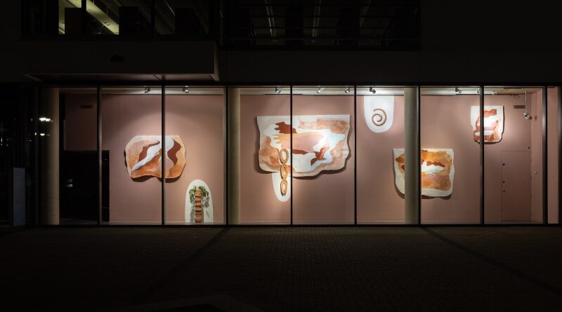 La artista venezolana Lucía Pizzani presenta su primera exposición institucional en el Reino Unido bajo el título Faunal Succession, la cual fue inaugurada recientemente en la galería Focal Point (Southend-on-Sea, Essex), donde permanecerá en exhibición hasta finales de mayo de 2026. A través de un nuevo conjunto de obras, contando con la colaboración de los artistas Cecilia Bonilla, Jaime Gili, Javier Weyler, y junto a grupos comunitarios y escuelas locales, Pizzani reimagina la costa de Essex bajo el concepto “deep time (tiempo profundo)”. La muestra vincula la transformación geológica con preguntas actuales sobre el cambio climático, la migración y la transformación social. Focal Point explica que Faunal Succession está compuesta por tres ambientes que fusionan instalación, escultura, pintura, sonido y participación comunitaria. Cada espacio hace referencia a los estratos geológicos de la costa británica y sus organismos vivos, combinando interpretaciones científicas y poéticas del paisaje. El título de la exposición remite al principio de sucesión faunística: la observación de patrones cronológicos en los fósiles que permite a los geólogos datar con precisión las capas de roca sedimentaria. Para la artista, esta manifestación física del «tiempo profundo» se convierte en un marco para repensar las crisis humanas y ecológicas actuales, revelando que las fronteras y las identidades nacionales son conceptos construidos y recientes. La primera instalación, describe la galería, examina la tiza como un material significativo para la identidad británica. La politización de la costa inglesa transformó sus acantilados en fronteras imponentes, tanto física como simbólicamente. Sin embargo, la tiza también funciona como un registro visual del “tiempo profundo”, formada por restos acumulados de organismos microscópicos durante millones de años, cuando las islas británicas estaban conectadas a grandes masas de tierra y las fronteras no existían. En sala se podrán apreciar instalaciones escultóricas hechas con tiza del Parque Natural Chafford Gorges, y que fueron pintadas, grabadas y fusionadas con plantas secas (aludiendo a la dispersión botánica global durante el colonialismo). En las paredes del espacio, Pizzani imprimió sus extremidades, su cabeza y sus manos sobre el yeso húmedo en un acto performático solitario, para evocar figuras de fósiles que revelan el comportamiento de organismos antiguos. El segundo entorno se centra en el ámbar, una resina de árbol fosilizada apreciada por su brillo y por su capacidad de preservar pequeños organismos y plantas. Pizzani crea una «cápsula del tiempo» de ámbar, con flora y fauna. En ella, un bosque de helechos emerge de vasijas de barro decoradas con improntas de fósiles y talladas usando raíces vegetales secas provenientes de Sudamérica. Asimismo, se exhibe una serie de collages de seres híbridos, creados en talleres con la comunidad migrante local en colaboración con la organización Welcometothe UK y bajo la guía de la artista Cecilia Bonilla. Focal Point añade que en la exposición se escuchará una pieza sonora creada junto al músico Javier Weyler, con grabaciones de dichos talleres, que presenta voces superpuestas leyendo poemas cortos de Pizzani. Los poemas fueron construidos a partir de fragmentos del libro de geología Observer’s Book of Sea and Seashore, escrito por I.O. Evans. La diversidad de acentos, edades y géneros invita a reconocer la pluralidad de perspectivas sobre palabras que originalmente pretendían transmitir verdades científicas «objetivas». Adicionalmente, la artista presenta cerámicas que interactúan con pinturas de gran formato de Jaime Gili, que forman un mural visible desde la plaza exterior de la galería. Esta obra referencia el mapa geológico de William Smith de 1815, que denota una visión fundacional pero extractivista del paisaje británico. Faunal Succession será presentada posteriormente en KARST (Plymouth, Inglaterra) en junio de este año, y en Mostyn (Llandudno, Gales) en 2027. Esta exposición cuenta con el apoyo de Lucía Pizzani Exhibition Circle: Victoria y David Law (patrocinadores principales), Maria Sukkar (patrocinadora principal), ERA FOUNDATION, Launch Pad, Aude Fourcade, Leslie Ramos y Thomas Forwood, Flavia Nespatti, Shelley Tichborne, Erica Wax, Sophia Paulina Wilhelmsen y quienes desean permanecer anónimos. Sobre Lucía Pizzani Lucía Pizzani (Caracas, 1975), artista representada en Venezuela por la galería ABRA, trabaja con fotografía, escultura, cerámica, performance e instalación para explorar las interrelaciones entre las narrativas históricas y los procesos de metamorfosis en el mundo natural. Es licenciada en Comunicación Social por la Universidad Católica Andrés Bello (Caracas), cuenta con un certificado en Biología de la Conservación del CERC de la Universidad de Columbia (Nueva York) y una maestría en Artes (MFA) del Chelsea College of Arts (Londres). Algunas de sus exposiciones individuales más recientes incluyen: Clay, Seeds and Other Ancestors en Frieze No 9 Cork St. con APSARA & Frieze Studios (Londres, 2025); Trópico Pasado en la Galleria Doris Ghetta (Ortisei, 2025); Rites, Seeds and Refuge en Cecilia Brunson Projects (Londres, 2024); Morada Vegetal en Galería ABRA (Caracas, 2023); Merunto: In the House of Spirits en Bosse & Baum (Londres, 2022); Tiempo Membrana en la Hacienda La Trinidad (Caracas, 2021); Coraza en la Fundación Marso (Ciudad de México, 2019). Entre sus proyectos y comisiones recientes destacan presentaciones para la Bienal de las Amazonas (Belém), Frieze Sculpture (Londres), el West Middlesex Hospital en Twickenham con Chelsea and Westminster Foundation Trust (Londres), la Bienal de Harewood (Leeds), Magasin3 Museum of Contemporary Art (Estocolmo), el Palazzo Bolani para Planet B: Climate Change and the New Sublime (curada por Nicolas Bourriaud en Venecia), el programa SEEDS de las Serpentine Galleries (Londres) y Cabilla (curada por Sol Calero en el Museo TEA, Tenerife). La obra de Pizzani forma parte de colecciones públicas como la Tate, Magasin3 (Estocolmo), la Essex Collection of Art from Latin America (ESCALA) y la Colección Patricia Phelps de Cisneros (CPPC). Vive y trabaja en Londres, donde es artista residente en Gasworks. www.luciapizzani.com Sobre Focal Point Gallery Focal Point Gallery (FPG) es la única galería pública de arte contemporáneo del sur de Essex. Ofrece un programa emocionante y ambicioso de talleres, charlas, proyecciones de cine al aire libre y proyectos externos, en su mayoría gratuitos. Presenta cuatro grandes exposiciones al año con artistas tanto locales como internacionales. Focal Point cree en la construcción de una comunidad y un espacio seguro para disfrutar del arte y del proceso creativo, donde cada persona es valorada. Su objetivo es inspirar curiosidad mediante la producción y presentación de arte actual que invite a la reflexión, explorando nuestra localidad, el sentido del ser y la importancia de las comunidades a través de la investigación de inquietudes actuales con resonancia internacional. www.fpg.org.uk +44 (0)1702 534108 focalpointgallery@southend.gov.uk