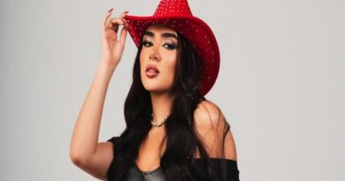 La artista antioqueña DAELA, nombre artístico de Daniela Correa Taborda, ha sido seleccionada para participar en el reconocido programa A Otro Nivel de Caracol Televisión, marcando un punto de inflexión en su carrera artística y fortaleciendo su presencia en la escena musical colombiana. Lo que comenzó como una corazonada antes de salir a hacer ejercicio terminó convirtiéndose en uno de los momentos más importantes de su trayectoria. Una llamada de un número desconocido cambió su historia. “Hola, ¿hablo con DAELA?”, escuchó al otro lado de la línea. La sorpresa fue inmediata al notar que utilizaban su nombre artístico. Minutos después, el mensaje era claro: el equipo de producción de A Otro Nivel quería saber si estaba interesada en iniciar el proceso de selección. Aunque inicialmente dudó, pensando que podría tratarse de una estafa, la confirmación llegó por los canales oficiales del programa. Habían venido siguiendo su perfil artístico y querían que avanzara a la siguiente fase. La emoción fue inmediata: gritos, lágrimas y abrazos junto a su madre y su familia marcaron el inicio de esta nueva etapa. El proceso incluyó entrevistas virtuales, envío de documentación y una audición preliminar con coaches vocales. Desde su estudio en casa, DAELA preparó un repertorio de 20 canciones de distintos géneros, lista para interpretar cualquiera que le solicitaran. Durante la audición virtual interpretó fragmentos de “El Cigarrillo” y “No Quererte” de Maía, una de las artistas que más admira y a quien considera su referente femenina en Colombia. Posteriormente, sostuvo una entrevista profunda sobre su historia, sus raíces y su proceso artístico. Tras más de veinte días de espera, llegó la confirmación: debía viajar a Bogotá para la siguiente fase del programa. En la audición presencial eligió “Volver, Volver”, canción popularizada por Vicente Fernández, uno de sus grandes ídolos musicales. La elección no fue casual: desde niña interpretaba ese tema junto a su padre, convirtiéndolo en un símbolo emocional dentro de su formación artística. Con esta presentación, DAELA no solo asumió un reto vocal exigente, sino que rindió homenaje a una de las voces más influyentes del regional latinoamericano. Su identidad musical se mueve dentro del regional popular con una sensibilidad femenina contemporánea, conectando tradición y modernidad. Ha construido su camino desde la niñez, participando en concursos, formándose vocalmente y presentándose en distintos escenarios de Medellín. Hoy, su presencia en televisión nacional representa mucho más que una competencia: simboliza años de disciplina, fe y trabajo colectivo. “Yo lo manifesté, lo soñé y trabajé para que pasara”, afirma la artista. https://youtu.be/H1xF9aR3NGc?si=JhO5PlhWjmz7dDZo