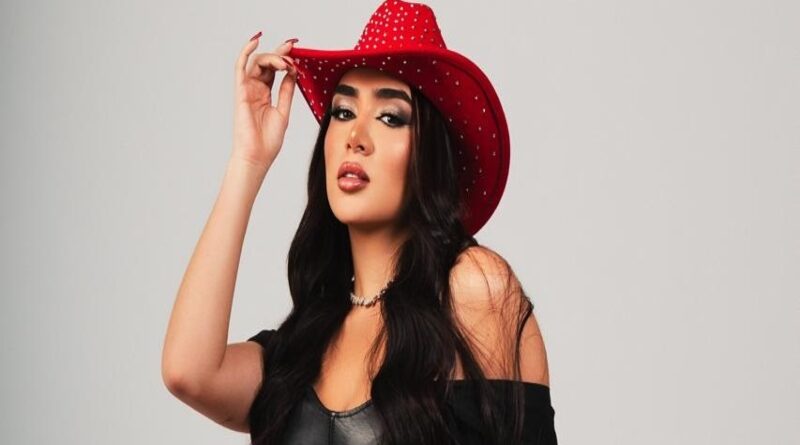 La artista antioqueña DAELA, nombre artístico de Daniela Correa Taborda, ha sido seleccionada para participar en el reconocido programa A Otro Nivel de Caracol Televisión, marcando un punto de inflexión en su carrera artística y fortaleciendo su presencia en la escena musical colombiana. Lo que comenzó como una corazonada antes de salir a hacer ejercicio terminó convirtiéndose en uno de los momentos más importantes de su trayectoria. Una llamada de un número desconocido cambió su historia. “Hola, ¿hablo con DAELA?”, escuchó al otro lado de la línea. La sorpresa fue inmediata al notar que utilizaban su nombre artístico. Minutos después, el mensaje era claro: el equipo de producción de A Otro Nivel quería saber si estaba interesada en iniciar el proceso de selección. Aunque inicialmente dudó, pensando que podría tratarse de una estafa, la confirmación llegó por los canales oficiales del programa. Habían venido siguiendo su perfil artístico y querían que avanzara a la siguiente fase. La emoción fue inmediata: gritos, lágrimas y abrazos junto a su madre y su familia marcaron el inicio de esta nueva etapa. El proceso incluyó entrevistas virtuales, envío de documentación y una audición preliminar con coaches vocales. Desde su estudio en casa, DAELA preparó un repertorio de 20 canciones de distintos géneros, lista para interpretar cualquiera que le solicitaran. Durante la audición virtual interpretó fragmentos de “El Cigarrillo” y “No Quererte” de Maía, una de las artistas que más admira y a quien considera su referente femenina en Colombia. Posteriormente, sostuvo una entrevista profunda sobre su historia, sus raíces y su proceso artístico. Tras más de veinte días de espera, llegó la confirmación: debía viajar a Bogotá para la siguiente fase del programa. En la audición presencial eligió “Volver, Volver”, canción popularizada por Vicente Fernández, uno de sus grandes ídolos musicales. La elección no fue casual: desde niña interpretaba ese tema junto a su padre, convirtiéndolo en un símbolo emocional dentro de su formación artística. Con esta presentación, DAELA no solo asumió un reto vocal exigente, sino que rindió homenaje a una de las voces más influyentes del regional latinoamericano. Su identidad musical se mueve dentro del regional popular con una sensibilidad femenina contemporánea, conectando tradición y modernidad. Ha construido su camino desde la niñez, participando en concursos, formándose vocalmente y presentándose en distintos escenarios de Medellín. Hoy, su presencia en televisión nacional representa mucho más que una competencia: simboliza años de disciplina, fe y trabajo colectivo. “Yo lo manifesté, lo soñé y trabajé para que pasara”, afirma la artista. https://youtu.be/H1xF9aR3NGc?si=JhO5PlhWjmz7dDZo