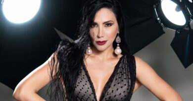 Caracas, Venezuela — La reconocida empresaria y modelo Deliana Durán arranca este 2026 con una energía renovada y el firme propósito de transformar vidas. Tras un camino lleno de aprendizajes, la CEO de Trendy Medical se prepara para un despliegue de proyectos que buscan fusionar la estética con el crecimiento personal. Su desempeño como líder multifacética no solo resalta su capacidad en los negocios, sino también esa sensibilidad humana que la conecta genuinamente con quienes la siguen, demostrando que detrás de una gran ejecutiva hay una madre entregada y resiliente. El plato fuerte de su agenda llegará el próximo mes de junio, cuando Deliana encabece una conferencia magistral diseñada para compartir su amplia trayectoria. En este encuentro, la comunicadora desglosará su visión sobre cómo el cuidado exterior puede ser el reflejo de una seguridad interna inquebrantable. No será simplemente una charla sobre tips visuales; se trata de una masterclass de vida donde la experiencia acumulada en el mundo de la belleza estética y en el ámbito empresarial servirá de guía para que otras mujeres descubran su propio potencial y liderazgo. Su autoridad en el sector no es casualidad; su rostro ha representado a prestigiosas corporaciones como DLR, American English, IVOO, Motos TORO y el Hotel Renaissance. Al ser la imagen de estas y otras marcas, se ha consolidado como una de las figuras más cotizadas del país. Esta impecable imagen pública se respalda con el éxito rotundo de Trendy Medical, un centro donde la precisión técnica se encuentra con el bienestar. Gracias a su formación internacional de alto nivel, ha logrado que su emprendimiento sea un referente de excelencia, probando que la formación constante es la base de cualquier imperio sólido. Para este año, la influenciadora cumanesa ha puesto especial énfasis en su programa "Belleza con Propósito", una iniciativa que toca fibras muy sensibles. A través de su arte en la micropigmentación, continúa brindando apoyo gratuito a pacientes oncológicas, ayudándolas a recuperar su confianza durante procesos de salud complejos. Este compromiso social evidencia que su labor va mucho más allá del glamour, utilizando sus habilidades como una herramienta de sanación y acompañamiento para quienes atraviesan batallas difíciles. "Vienen cosas maravillosas para todas esas guerreras que buscan brillar con luz propia", comentó recientemente Durán al hablar sobre sus planes inmediatos. Su enfoque para los meses venideros está centrado en masificar este mensaje de superación, utilizando sus plataformas para educar y elevar la autoestima femenina. Deliana entiende perfectamente los retos de equilibrar la maternidad con la vida profesional, y es precisamente esa honestidad la que hace que su comunidad se sienta identificada con cada paso que da. Finalmente, la carismática empresaria hace un llamado a su audiencia para que no pierdan rastro de las sorpresas que revelará próximamente. Las fechas exactas de sus ponencias y los nuevos lanzamientos de su marca se anunciarán de forma exclusiva mediante sus perfiles digitales. Por ello, la invitación queda abierta para interactuar con ella y sumarse a esta ola de motivación siguiéndola en su cuenta oficial de Instagram como @delianaduran, donde el futuro de la estética y el empoderamiento ya es una realidad. Biografía Deliana Durán Deliana Durán es una destacada periodista, modelo, locutora y empresaria venezolana, oriunda de Cumaná. Como licenciada en Comunicación Social, ha logrado fusionar el rigor informativo con una visión de negocios vanguardista, una trayectoria que inició formalmente en 2017. En su calidad de Master Assistant en Micropigmentación por la prestigiosa PhiAcademy, lidera Trendy Medical, un centro especializado donde la estética y la salud convergen bajo altos estándares internacionales. A lo largo de su carrera, ha sido el rostro de importantes corporaciones nacionales y multinacionales, destacando su rol como pionera en la expansión de Farmasi en el oriente del país. Además de su éxito corporativo, Deliana es la fundadora de la academia "Nuestra Belleza Trendy" y la impulsora del proyecto social "Belleza con Propósito", dedicado al apoyo de pacientes oncológicas. Madre devota y mentora de mujeres, su trayectoria es un testimonio de resiliencia, formación constante y compromiso social.