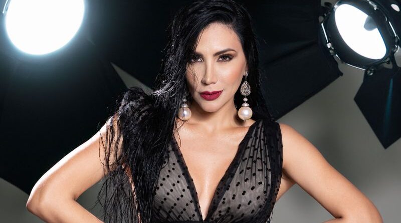 Caracas, Venezuela — La reconocida empresaria y modelo Deliana Durán arranca este 2026 con una energía renovada y el firme propósito de transformar vidas. Tras un camino lleno de aprendizajes, la CEO de Trendy Medical se prepara para un despliegue de proyectos que buscan fusionar la estética con el crecimiento personal. Su desempeño como líder multifacética no solo resalta su capacidad en los negocios, sino también esa sensibilidad humana que la conecta genuinamente con quienes la siguen, demostrando que detrás de una gran ejecutiva hay una madre entregada y resiliente. El plato fuerte de su agenda llegará el próximo mes de junio, cuando Deliana encabece una conferencia magistral diseñada para compartir su amplia trayectoria. En este encuentro, la comunicadora desglosará su visión sobre cómo el cuidado exterior puede ser el reflejo de una seguridad interna inquebrantable. No será simplemente una charla sobre tips visuales; se trata de una masterclass de vida donde la experiencia acumulada en el mundo de la belleza estética y en el ámbito empresarial servirá de guía para que otras mujeres descubran su propio potencial y liderazgo. Su autoridad en el sector no es casualidad; su rostro ha representado a prestigiosas corporaciones como DLR, American English, IVOO, Motos TORO y el Hotel Renaissance. Al ser la imagen de estas y otras marcas, se ha consolidado como una de las figuras más cotizadas del país. Esta impecable imagen pública se respalda con el éxito rotundo de Trendy Medical, un centro donde la precisión técnica se encuentra con el bienestar. Gracias a su formación internacional de alto nivel, ha logrado que su emprendimiento sea un referente de excelencia, probando que la formación constante es la base de cualquier imperio sólido. Para este año, la influenciadora cumanesa ha puesto especial énfasis en su programa "Belleza con Propósito", una iniciativa que toca fibras muy sensibles. A través de su arte en la micropigmentación, continúa brindando apoyo gratuito a pacientes oncológicas, ayudándolas a recuperar su confianza durante procesos de salud complejos. Este compromiso social evidencia que su labor va mucho más allá del glamour, utilizando sus habilidades como una herramienta de sanación y acompañamiento para quienes atraviesan batallas difíciles. "Vienen cosas maravillosas para todas esas guerreras que buscan brillar con luz propia", comentó recientemente Durán al hablar sobre sus planes inmediatos. Su enfoque para los meses venideros está centrado en masificar este mensaje de superación, utilizando sus plataformas para educar y elevar la autoestima femenina. Deliana entiende perfectamente los retos de equilibrar la maternidad con la vida profesional, y es precisamente esa honestidad la que hace que su comunidad se sienta identificada con cada paso que da. Finalmente, la carismática empresaria hace un llamado a su audiencia para que no pierdan rastro de las sorpresas que revelará próximamente. Las fechas exactas de sus ponencias y los nuevos lanzamientos de su marca se anunciarán de forma exclusiva mediante sus perfiles digitales. Por ello, la invitación queda abierta para interactuar con ella y sumarse a esta ola de motivación siguiéndola en su cuenta oficial de Instagram como @delianaduran, donde el futuro de la estética y el empoderamiento ya es una realidad. Biografía Deliana Durán Deliana Durán es una destacada periodista, modelo, locutora y empresaria venezolana, oriunda de Cumaná. Como licenciada en Comunicación Social, ha logrado fusionar el rigor informativo con una visión de negocios vanguardista, una trayectoria que inició formalmente en 2017. En su calidad de Master Assistant en Micropigmentación por la prestigiosa PhiAcademy, lidera Trendy Medical, un centro especializado donde la estética y la salud convergen bajo altos estándares internacionales. A lo largo de su carrera, ha sido el rostro de importantes corporaciones nacionales y multinacionales, destacando su rol como pionera en la expansión de Farmasi en el oriente del país. Además de su éxito corporativo, Deliana es la fundadora de la academia "Nuestra Belleza Trendy" y la impulsora del proyecto social "Belleza con Propósito", dedicado al apoyo de pacientes oncológicas. Madre devota y mentora de mujeres, su trayectoria es un testimonio de resiliencia, formación constante y compromiso social.