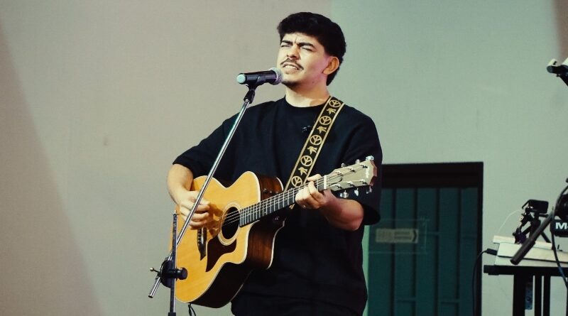 Edu Torres presenta su nuevo sencillo "Su Nombre Es Cristo"