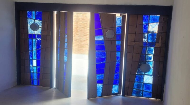 Daniel Suárez inaugura la muestra 2Diálogo entre formas" en la Facultad de Arquitectura y Urbanismo de la UCV