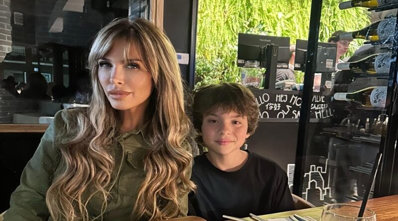 La emoción de Daniela La Cantante al ver a su nieto en la pantalla grande Daniela La Cantante vive uno de los momentos más emotivos de su vida personal y artística: su nieto, Francisco Biset, de tan solo 12 años, debuta como actor protagónico en el cortometraje “Queda en Mí”. La obra presenta una conmovedora historia que retrata la vida de un niño criado únicamente por su padre, atravesando experiencias profundas, aventuras y situaciones intensas que invitan a la reflexión. Con una sensibilidad especial, el corto propone una mirada íntima sobre los vínculos familiares y la resiliencia. Para Daniela, este estreno tiene un significado muy especial. Además del orgullo por el talento de su nieto, siente que Francisco continúa un legado artístico y afectivo que los une desde siempre. Desde muy pequeño, él la acompañó en shows y participó junto a ella en numerosas publicidades en redes sociales, construyendo un vínculo cercano con el público. Francisco es el hijo menor de su hija Daniela, y cuenta con el apoyo incondicional de toda su familia. Su hermano Eliseo, su mamá y sus seres queridos celebran con enorme felicidad este importante paso en su camino artístico. El esperado debut tendrá lugar el próximo 20 de abril en el Cine Teatro Alvear, donde el cortometraje formará parte de la Competencia Oficial Internacional del BACIFI 27.