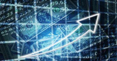 En un contexto económico donde cada dólar cuenta, el economista y profesor universitario Leonardo Vera ha trazado una estrategia clara para los 4.900 millones de dólares provenientes de los Derechos Especiales de Giro (DEG) del Fondo Monetario Internacional (FMI). Para Vera, estos recursos no deben verse como dinero de bolsillo para el gasto corriente, sino como el cimiento de una estabilidad perdida. 1. El blindaje del Bolívar: Reservas y Mercado Cambiario La tesis principal de Vera es la prudencia. En lugar de una inyección de gasto inmediato, el economista propone convertir estos fondos en un escudo financiero. Fortalecimiento de Reservas: Los recursos deben engrosar las reservas internacionales para proyectar confianza. Estabilidad Cambiaria: El objetivo final es dar al mercado la solidez necesaria para evitar volatilidades extremas que pulvericen el poder adquisitivo. "Es muy importante que ese recurso sea manejado correctamente, y correctamente significa para el mejor beneficio de la economía", afirmó Vera en entrevista para el Circuito Éxitos 99.9 FM. 2. Operación Transparencia: Reconstruir la estadística nacional Venezuela ha navegado "a ciegas" en materia de cifras oficiales durante años. Vera destaca que el restablecimiento de relaciones con el FMI abre una puerta dorada: asistencia técnica gratuita. Una misión técnica del FMI no solo pediría cuentas, sino que ayudaría a reconstruir el maltrecho sistema nacional de estadística en áreas críticas: Sector externo y cuentas fiscales. Cuentas monetarias y sector financiero. Mercado de trabajo. Este proceso permitiría que los datos venezolanos vuelvan a hablar el "lenguaje universal" de los organismos multilaterales, corrigiendo deficiencias metodológicas y ganando credibilidad internacional. 3. El factor petróleo: Un respiro fiscal La propuesta de Vera de no tocar los fondos del FMI de inmediato se apoya en una realidad paralela: el aumento de los ingresos petroleros. Según sus estimaciones, los ingresos de origen petrolero podrían experimentar un incremento de entre 4.000 y 5.000 millones de dólares. Este flujo de caja adicional permitiría al Estado cubrir necesidades operativas sin tener que "asaltar" los fondos de reserva del FMI, permitiendo que estos cumplan su función estabilizadora a largo plazo. En conclusión Para Leonardo Vera, la llegada de los fondos del FMI y el retorno de la asistencia técnica representan una oportunidad única para institucionalizar la economía venezolana, pasando de la improvisación a una gestión basada en datos reales y estabilidad monetaria.