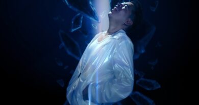 Alejandro Londoño transforma la nostalgia en cine musical con el lanzamiento del videoclip de “Lejos”