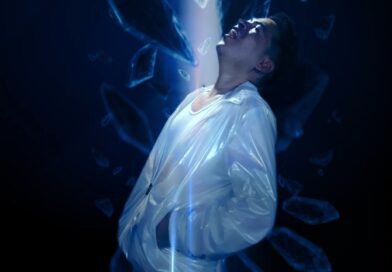 Alejandro Londoño transforma la nostalgia en cine musical con el lanzamiento del videoclip de “Lejos”