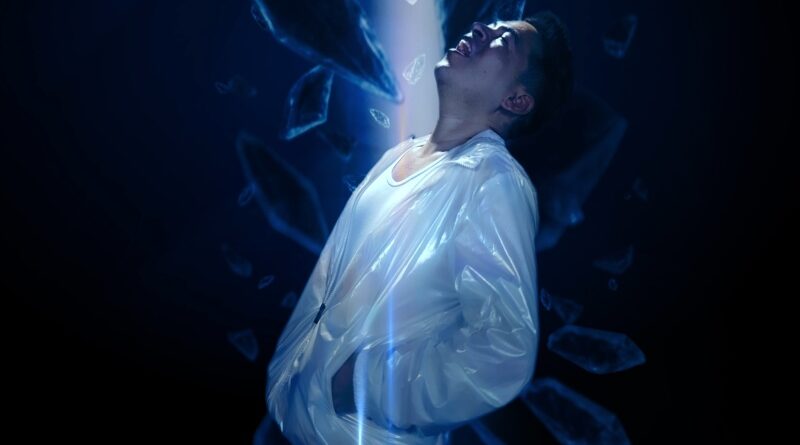 Alejandro Londoño transforma la nostalgia en cine musical con el lanzamiento del videoclip de “Lejos”