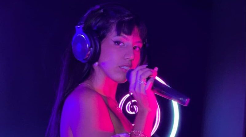 Queen V Revive El Pasillo Ecuatoriano Con Una Visión Urbana y Global en “Contorversial Live Session”