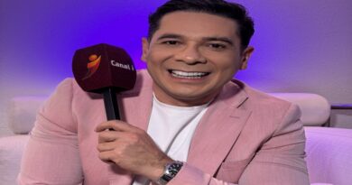 El próximo domingo 31 de mayo, a las 8:00 pm, el programa de entrevista conducido por José Gregorio Morales inicia su cuarta temporada Texto: Estrenando set, José Gregorio Morales regresa a Canal i “Con Voz Propia”. Lo hace el próximo domingo 31 de mayo, a las 8:00 de la noche, con una temporada de estreno, la cuarta, tras una breve pausa. La historia humana detrás del artista o figura pública invitada queda al descubierto en una conversación franca, dinámica y cuyo principal foco es dar visibilidad a aspectos profesionales, personales y generales del entrevistado, poco conocidos por el televidente. “No pretendemos ser amarillistas o sacar información que quizás alimente el morbo de algunas personas, sino todo lo contrario, vamos tras el lado humano. Básicamente para impulsar historias que puedan inspirar al público. ¿Quién será el primer invitado al estreno? Tendrán que verlo”, asoma José Gregorio con la simpatía que le caracteriza. Y es que celoso de revelar detalles, para no minimizar las sorpresas, Morales se propone generar una gran expectativa. “Puedo adelantarte que vamos a tener artistas de talla internacional, y no solo vamos a entrevistar a figuras del entretenimiento, queremos ir un poco más allá, con deportistas y personalidades destacadas en el ámbito nacional que quizá no han tenido un espacio para contar su historia”, afirma. Esta vez el mayor reto fue allanar el terreno, principalmente, tras entender que muchas figuras públicas temen asistir a este tipo de programas por temor a ventilar aspectos demasiado personales. “No hurgaremos en temas muy privados que prefieran resguardar en intimidad”, enfatiza el animador. “Ese es, precisamente, el reto: acercarnos a ellos pero de una manera sensible y humana”. Tras tres temporadas, José Gregorio vuelve repotenciado con intención de incrementar la sintonía, ofreciendo un producto de altísima calidad. “También queremos que a través de las redes sociales se pueda complementar o se pueda difundir más el mensaje o ampliar las entrevistas que estamos grabando”. Intertítulo: Una conversación amena Texto: Feliz con la nueva temporada en puertas, José Gregorio afirma que siempre va a ser gratificante y un honor ser parte de Canal i. “La planta televisiva, de la que formo parte desde hace tantos años, me sigue dando la oportunidad de hacer lo que tanto me apasiona, lo que tanto me gusta: tener conversaciones amenas, agradables y humanas con cada uno de mis invitados. Estoy muy agradecido”. Con calidez, respeto y cordialidad Morales busca que sus invitados “no se sientan juzgados o atacados, sino como en casa, disfrutando de una amena conversación. Para lograrlo, el animador echa mano a su personalidad. “Nunca he forzado la barrera, ni he buscado ser un personaje de televisión. Lo que han visto de mí en cada uno de los retos asumidos en TV, son mi elocuencia, interés de aportar valor a las personas, y que cada televidente se quede con alguna reflexión o algo que lo impulse a mejorar”. Comulgando con esa visión de Canal i de ser “un canal que se atreve, que impulsa al talento nacional y que está dispuesto a arriesgarse, a hacer cosas que el resto no”, remata. ...