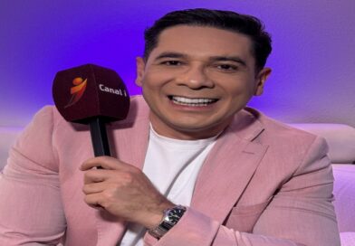 “Con Voz Propia” vuelve a Canal i repleto de novedades El próximo domingo 31 de mayo, a las 8:00 pm, el programa de entrevista conducido por José Gregorio Morales inicia su cuarta temporada Texto: Estrenando set, José Gregorio Morales regresa a Canal i “Con Voz Propia”. Lo hace el próximo domingo 31 de mayo, a las 8:00 de la noche, con una temporada de estreno, la cuarta, tras una breve pausa. La historia humana detrás del artista o figura pública invitada queda al descubierto en una conversación franca, dinámica y cuyo principal foco es dar visibilidad a aspectos profesionales, personales y generales del entrevistado, poco conocidos por el televidente. “No pretendemos ser amarillistas o sacar información que quizás alimente el morbo de algunas personas, sino todo lo contrario, vamos tras el lado humano. Básicamente para impulsar historias que puedan inspirar al público. ¿Quién será el primer invitado al estreno? Tendrán que verlo”, asoma José Gregorio con la simpatía que le caracteriza. Y es que celoso de revelar detalles, para no minimizar las sorpresas, Morales se propone generar una gran expectativa. “Puedo adelantarte que vamos a tener artistas de talla internacional, y no solo vamos a entrevistar a figuras del entretenimiento, queremos ir un poco más allá, con deportistas y personalidades destacadas en el ámbito nacional que quizá no han tenido un espacio para contar su historia”, afirma. Esta vez el mayor reto fue allanar el terreno, principalmente, tras entender que muchas figuras públicas temen asistir a este tipo de programas por temor a ventilar aspectos demasiado personales. “No hurgaremos en temas muy privados que prefieran resguardar en intimidad”, enfatiza el animador. “Ese es, precisamente, el reto: acercarnos a ellos pero de una manera sensible y humana”. Tras tres temporadas, José Gregorio vuelve repotenciado con intención de incrementar la sintonía, ofreciendo un producto de altísima calidad. “También queremos que a través de las redes sociales se pueda complementar o se pueda difundir más el mensaje o ampliar las entrevistas que estamos grabando”. Intertítulo: Una conversación amena Texto: Feliz con la nueva temporada en puertas, José Gregorio afirma que siempre va a ser gratificante y un honor ser parte de Canal i. “La planta televisiva, de la que formo parte desde hace tantos años, me sigue dando la oportunidad de hacer lo que tanto me apasiona, lo que tanto me gusta: tener conversaciones amenas, agradables y humanas con cada uno de mis invitados. Estoy muy agradecido”. Con calidez, respeto y cordialidad Morales busca que sus invitados “no se sientan juzgados o atacados, sino como en casa, disfrutando de una amena conversación. Para lograrlo, el animador echa mano a su personalidad. “Nunca he forzado la barrera, ni he buscado ser un personaje de televisión. Lo que han visto de mí en cada uno de los retos asumidos en TV, son mi elocuencia, interés de aportar valor a las personas, y que cada televidente se quede con alguna reflexión o algo que lo impulse a mejorar”. Comulgando con esa visión de Canal i de ser “un canal que se atreve, que impulsa al talento nacional y que está dispuesto a arriesgarse, a hacer cosas que el resto no”, remata. ...